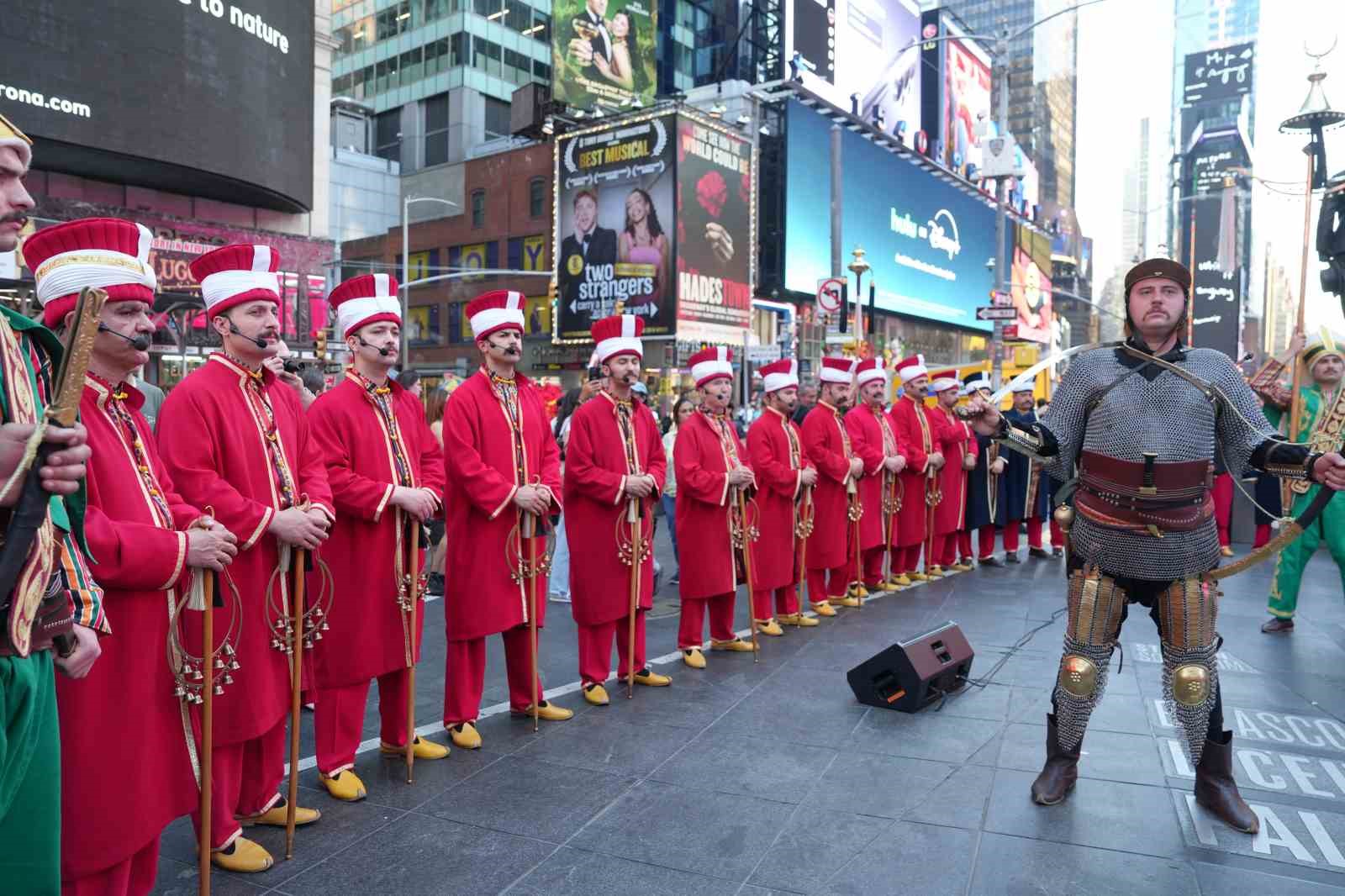 Mehter Takımı New York’un Times Meydanı’nda büyük ilgi gördü 10 mehter takimi new yorkun times meydaninda buyuk ilgi gordu 6 FLagsfpr
