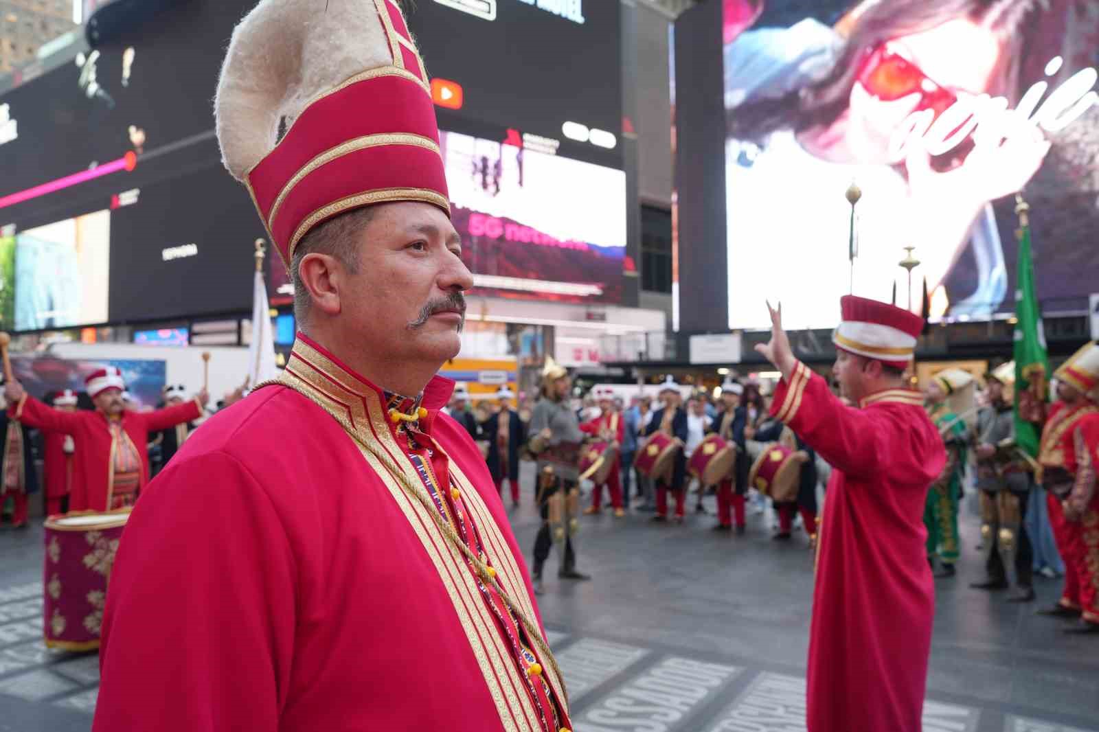 Mehter Takımı New York’un Times Meydanı’nda büyük ilgi gördü 11 mehter takimi new yorkun times meydaninda buyuk ilgi gordu 7 Egp8Q5Pq