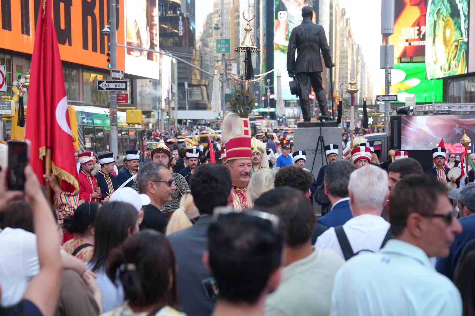 Mehter Takımı New York’un Times Meydanı’nda büyük ilgi gördü 12 mehter takimi new yorkun times meydaninda buyuk ilgi gordu 8 kC1NsSOj