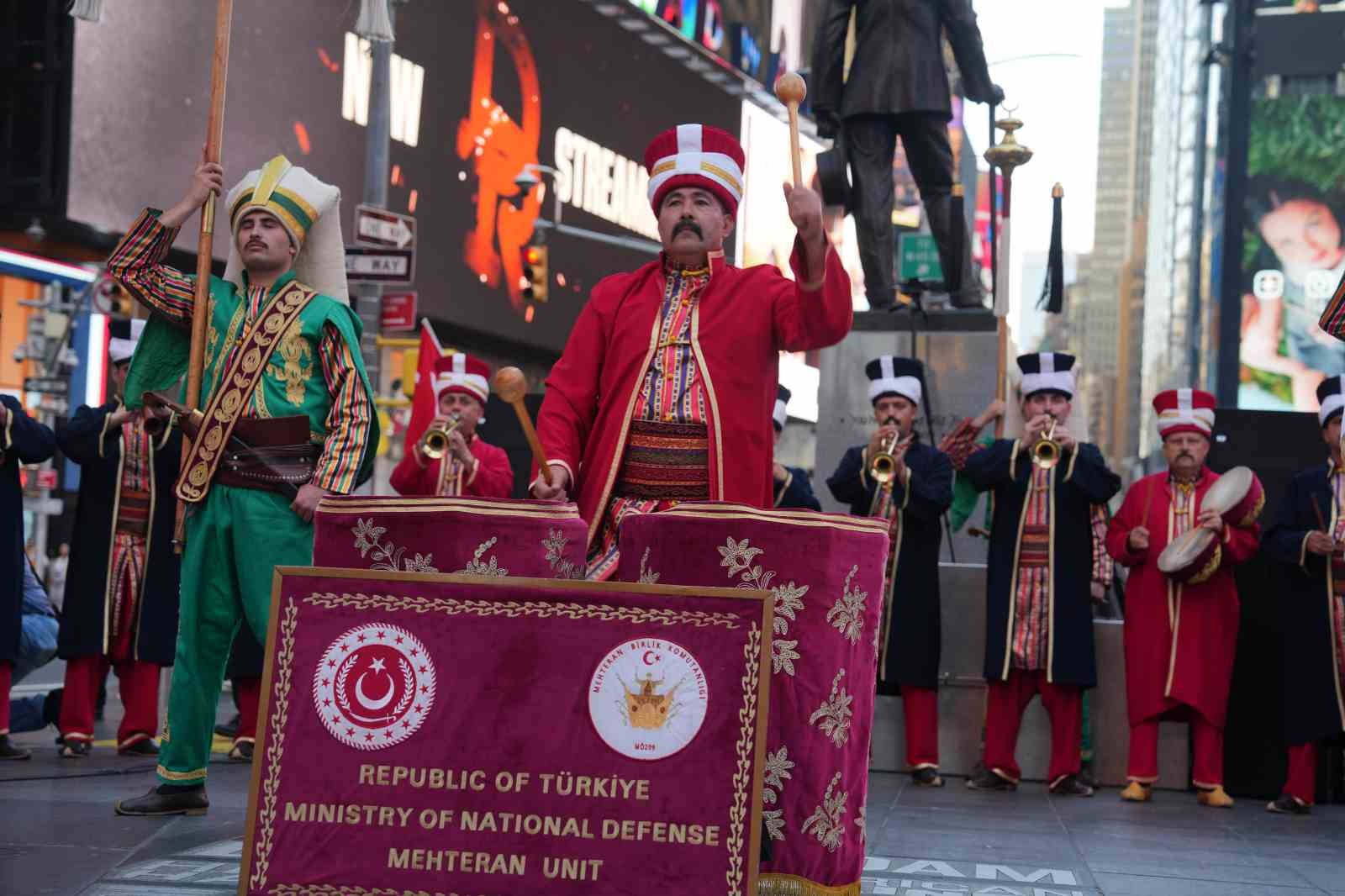 Mehter Takımı New York’un Times Meydanı’nda büyük ilgi gördü 13 mehter takimi new yorkun times meydaninda buyuk ilgi gordu 9 1ADYPhSD