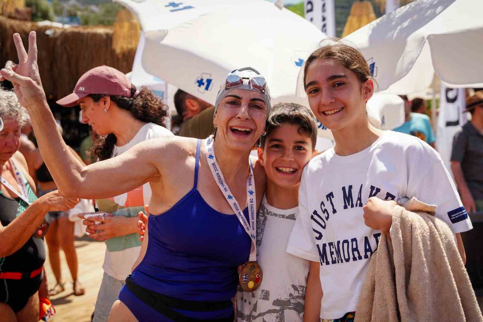 meis kas yuzme maratonunda sporcular dostluk icin kulac atti 2
