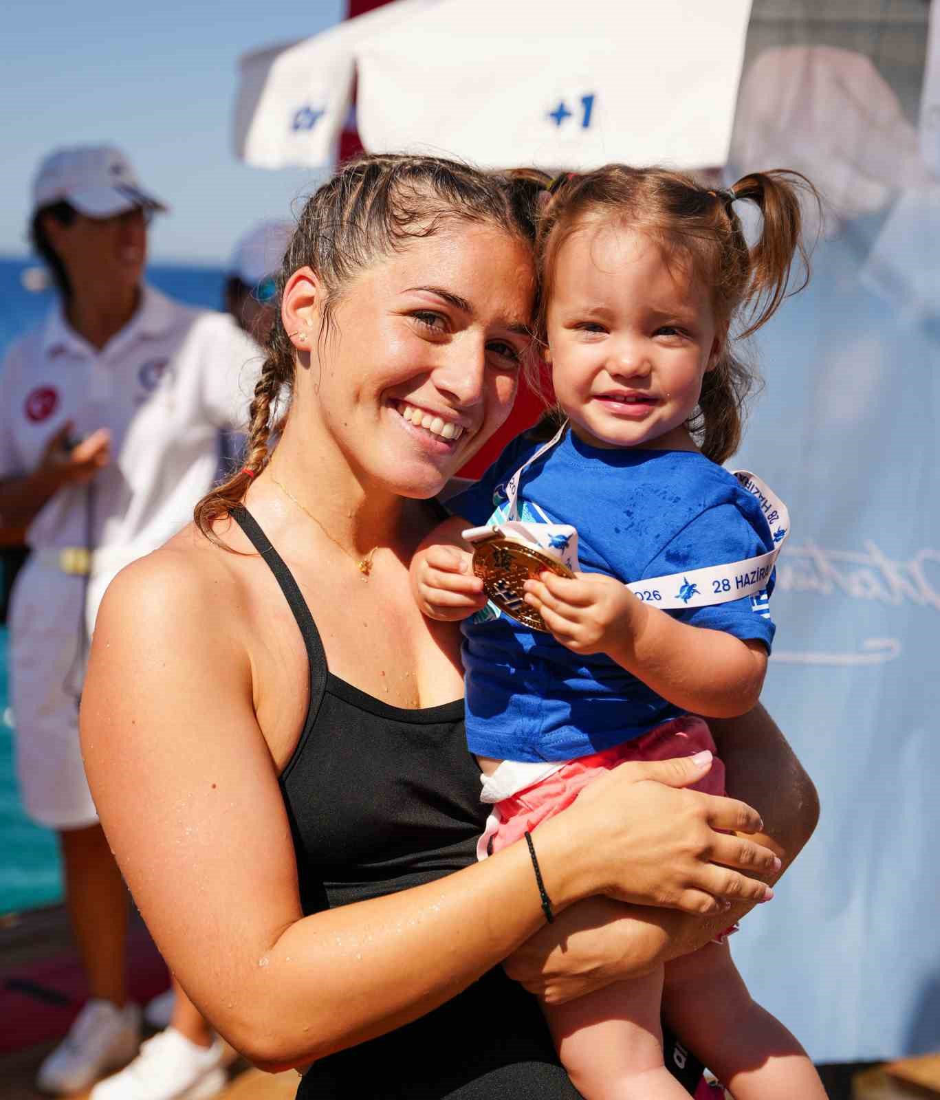 meis kas yuzme maratonunda sporcular dostluk icin kulac atti 3 N8IeXpaL