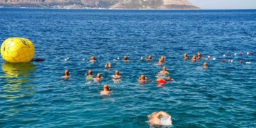 meis-kas-yuzme-maratonunda-sporcular-dostluk-icin-kulac-atti-XWRz4TPH.jpg