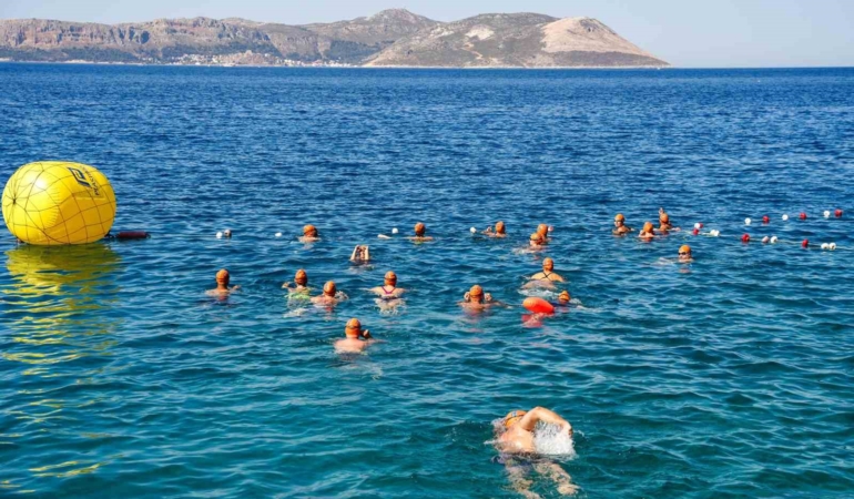 meis-kas-yuzme-maratonunda-sporcular-dostluk-icin-kulac-atti-XWRz4TPH.jpg