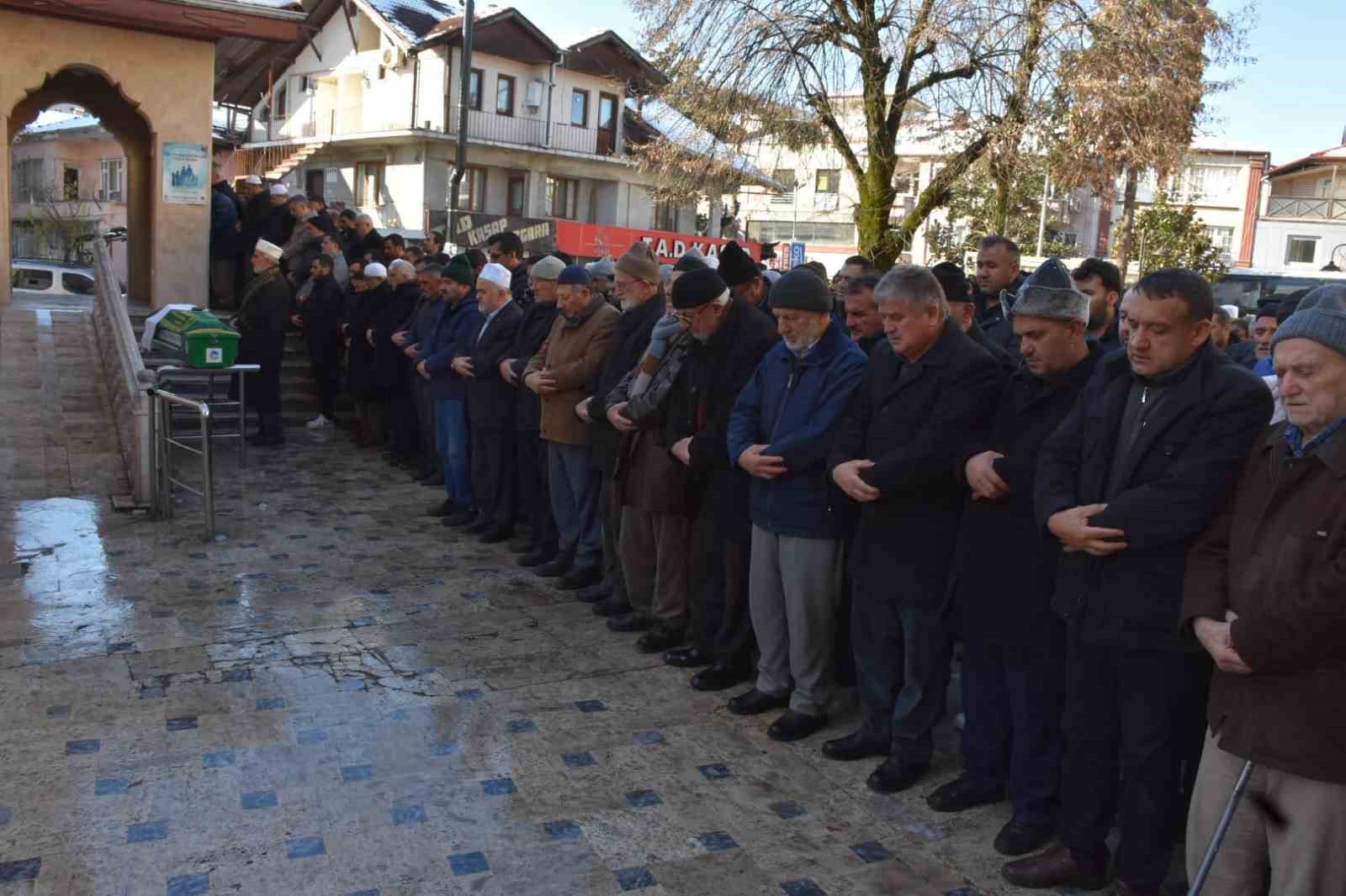 mekkede ring otobusunun carptigi turk umreci memleketi sakaryada defnedildi 1 HF81GWyO