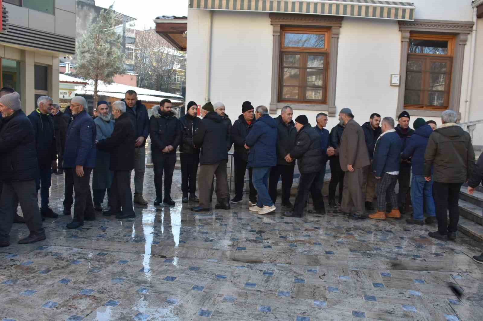 mekkede ring otobusunun carptigi turk umreci memleketi sakaryada defnedildi 2 Kky58eN7