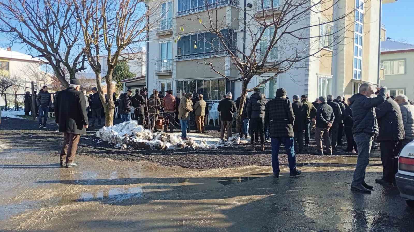 mekkede ring otobusunun carptigi turk umreci memleketi sakaryada defnedildi 3 Qj5Vsbjc