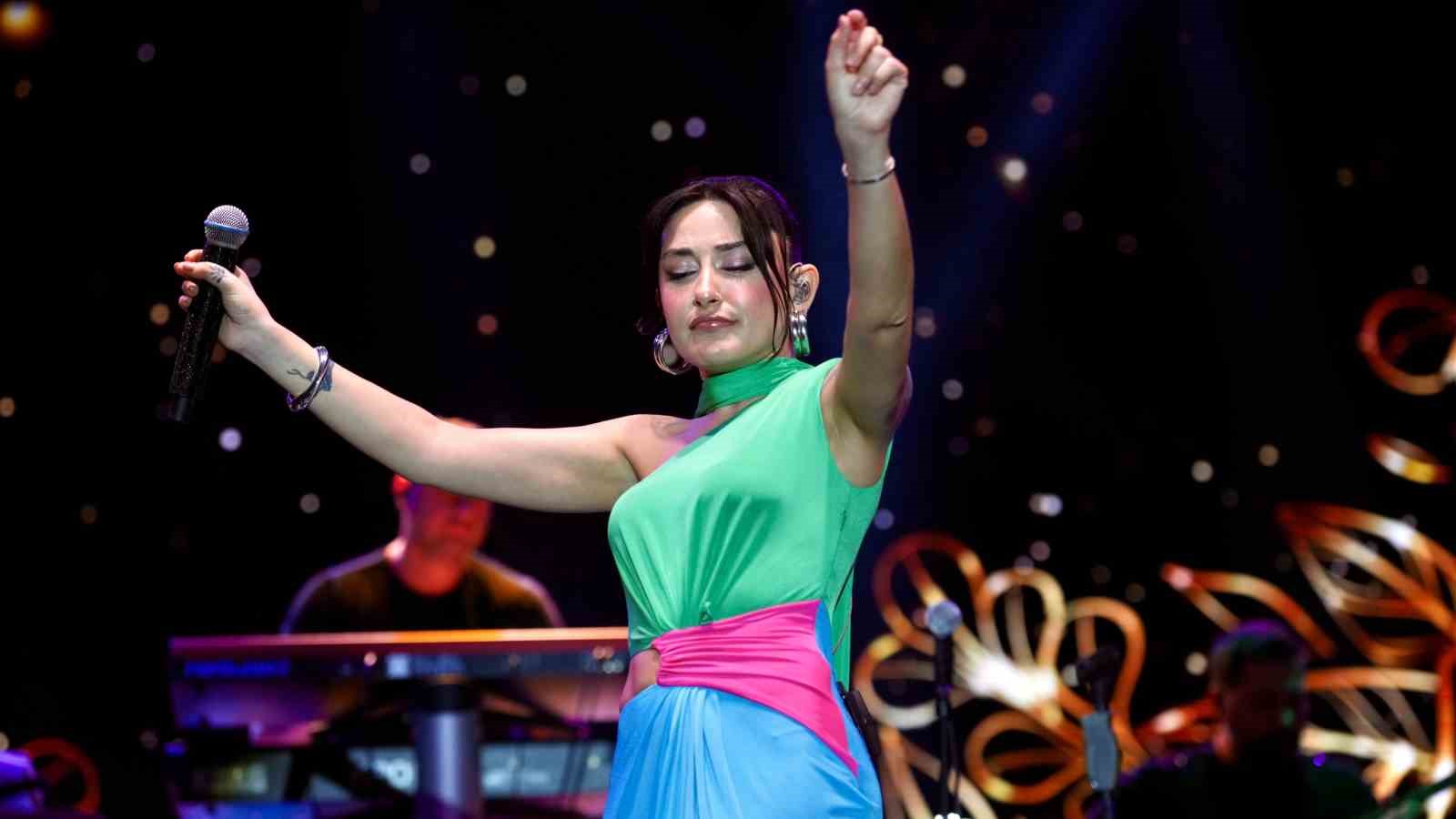 Melek Mosso Alanya’da festivalde sahne aldı 6 melek mosso alanyada festivalde sahne aldi 2 Q1fbpCKB