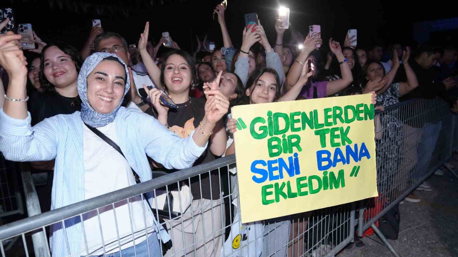 Melek Mosso Alanya’da festivalde sahne aldı 7 melek mosso alanyada festivalde sahne aldi 3 CnqzO6cs