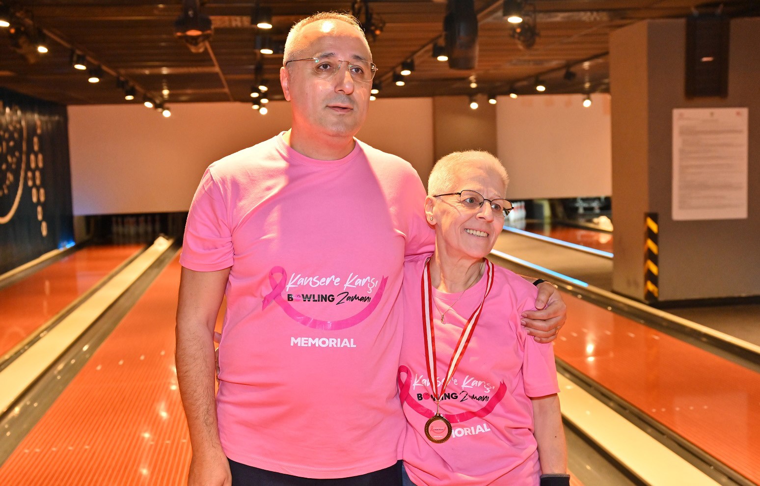 meme kanseri hastalari doktorlariyla bowling pistinde bulustu 1 lgWkCVTD