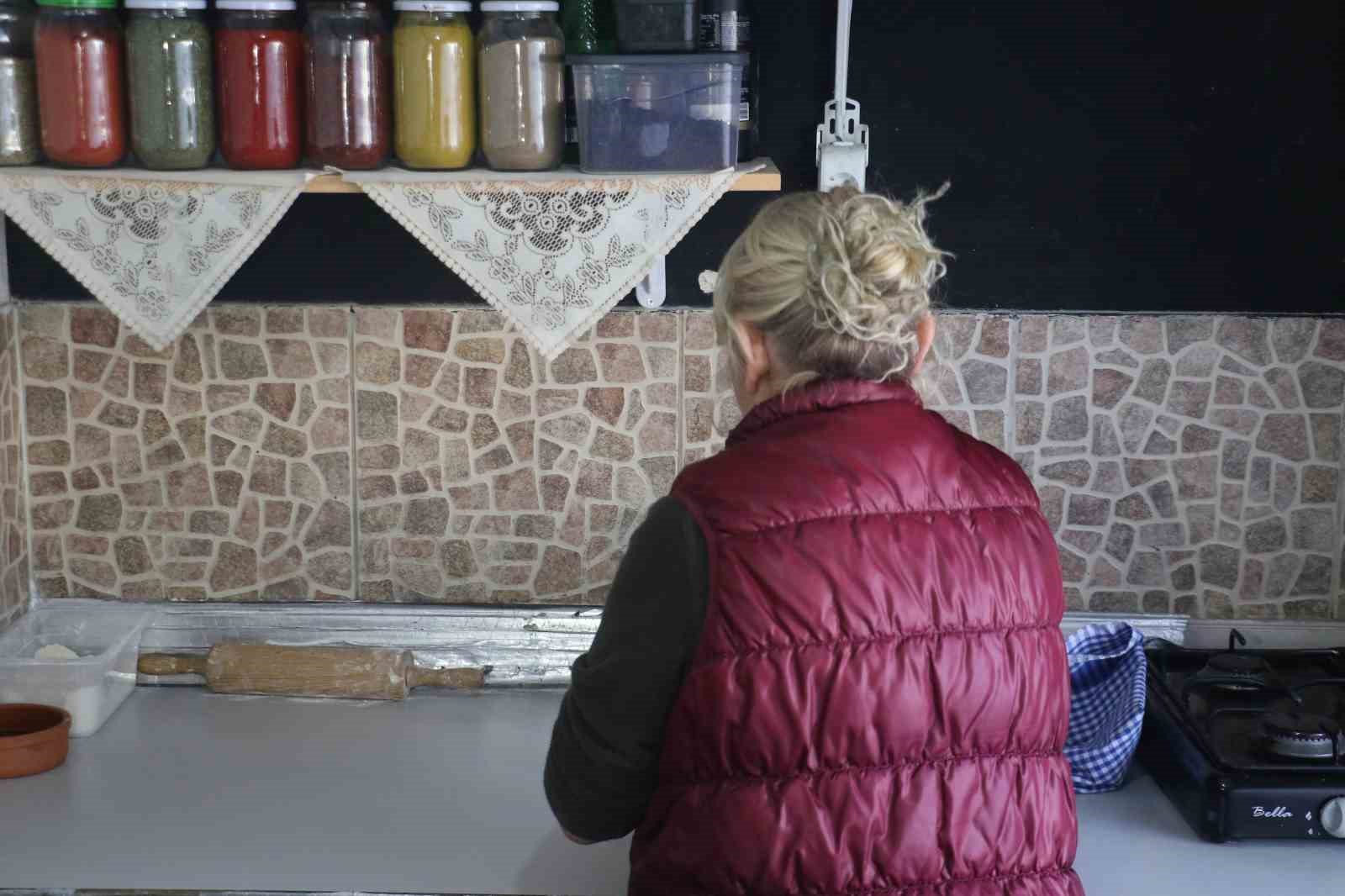 memleketinden 45 yil uzak yasayan kadin elmadagda pizzaci acti 1 aCISLIf2