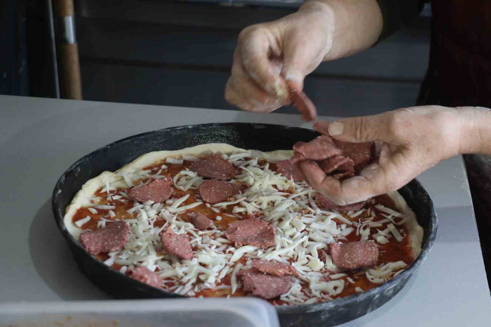 memleketinden 45 yil uzak yasayan kadin elmadagda pizzaci acti 4 NqJSFtjr