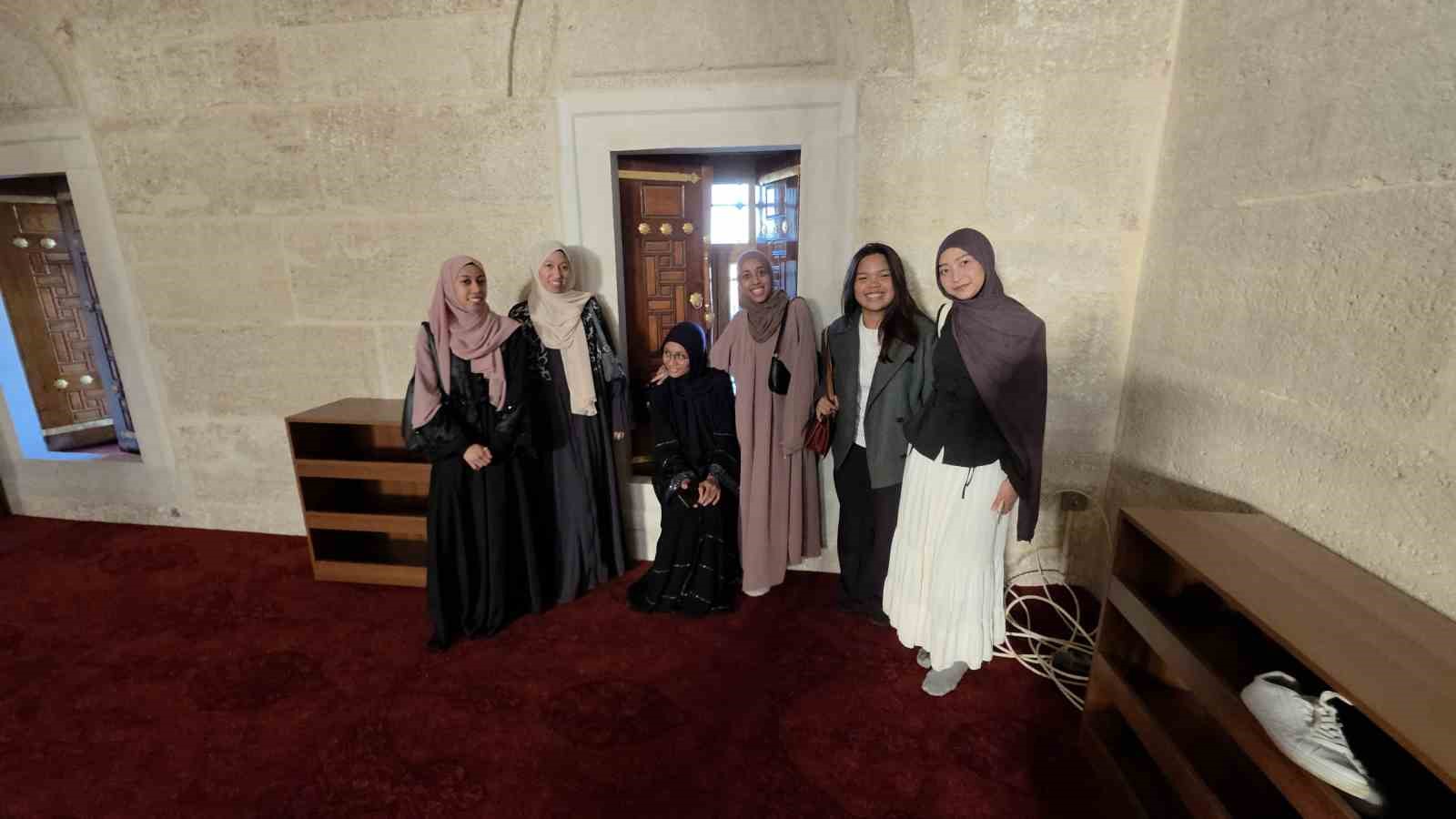 memleketlerinden kilometrelerce uzakta selimiye camiinde bayramlasma coskusu 0 qI1qru2p