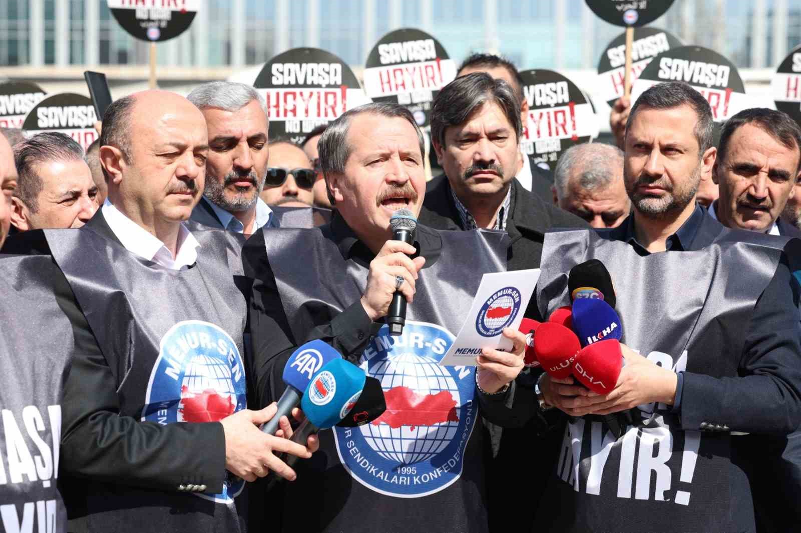 memur sen abd buyukelciligi onune siyah celenk birakti 1 aOBifFBy
