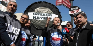memur-sen-abd-buyukelciligi-onune-siyah-celenk-birakti-5A6wXLSP.jpg