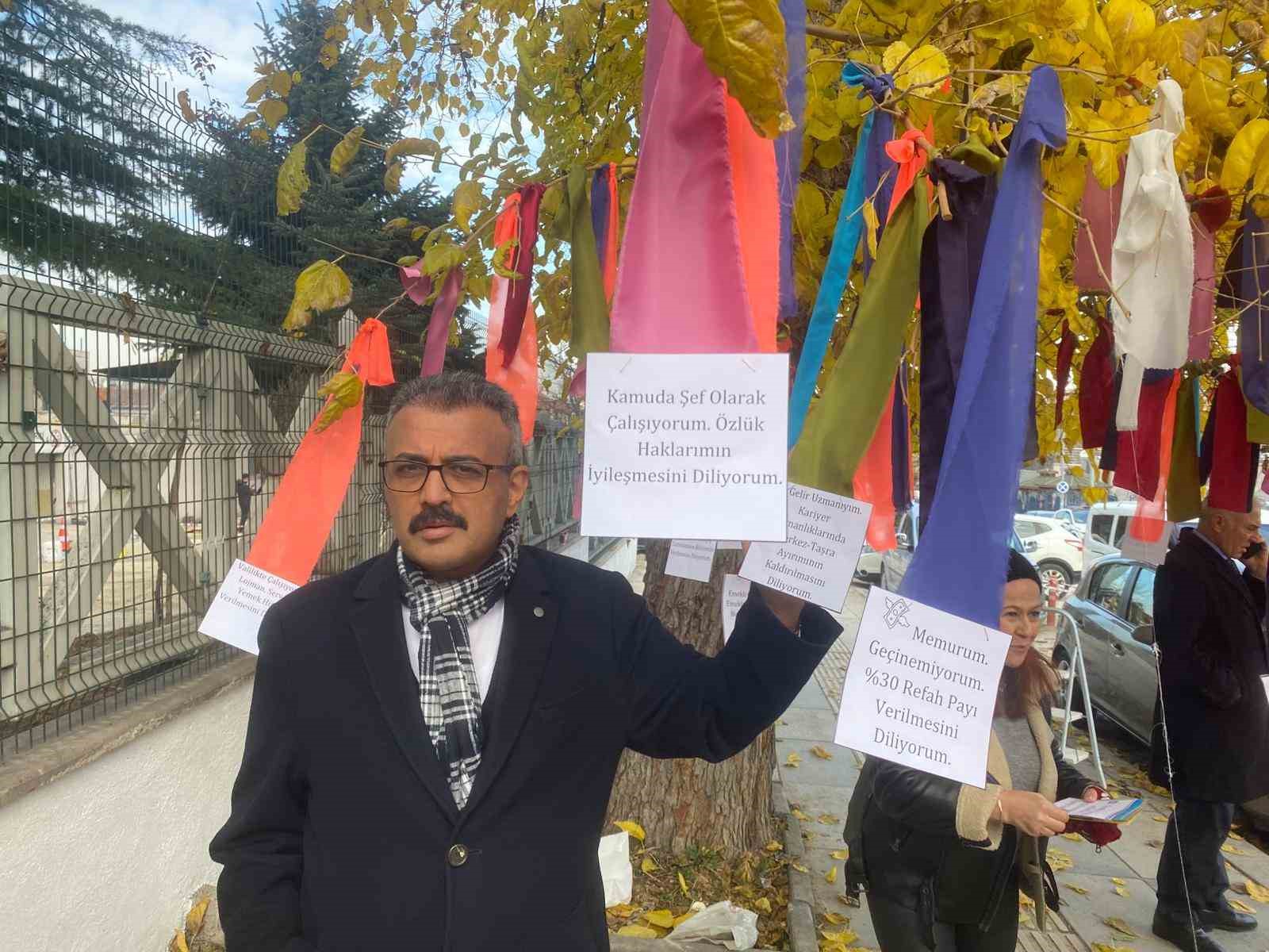memurlar bakanligin onundeki agaci dilek agacina cevirdi 3 ySbjtXFk
