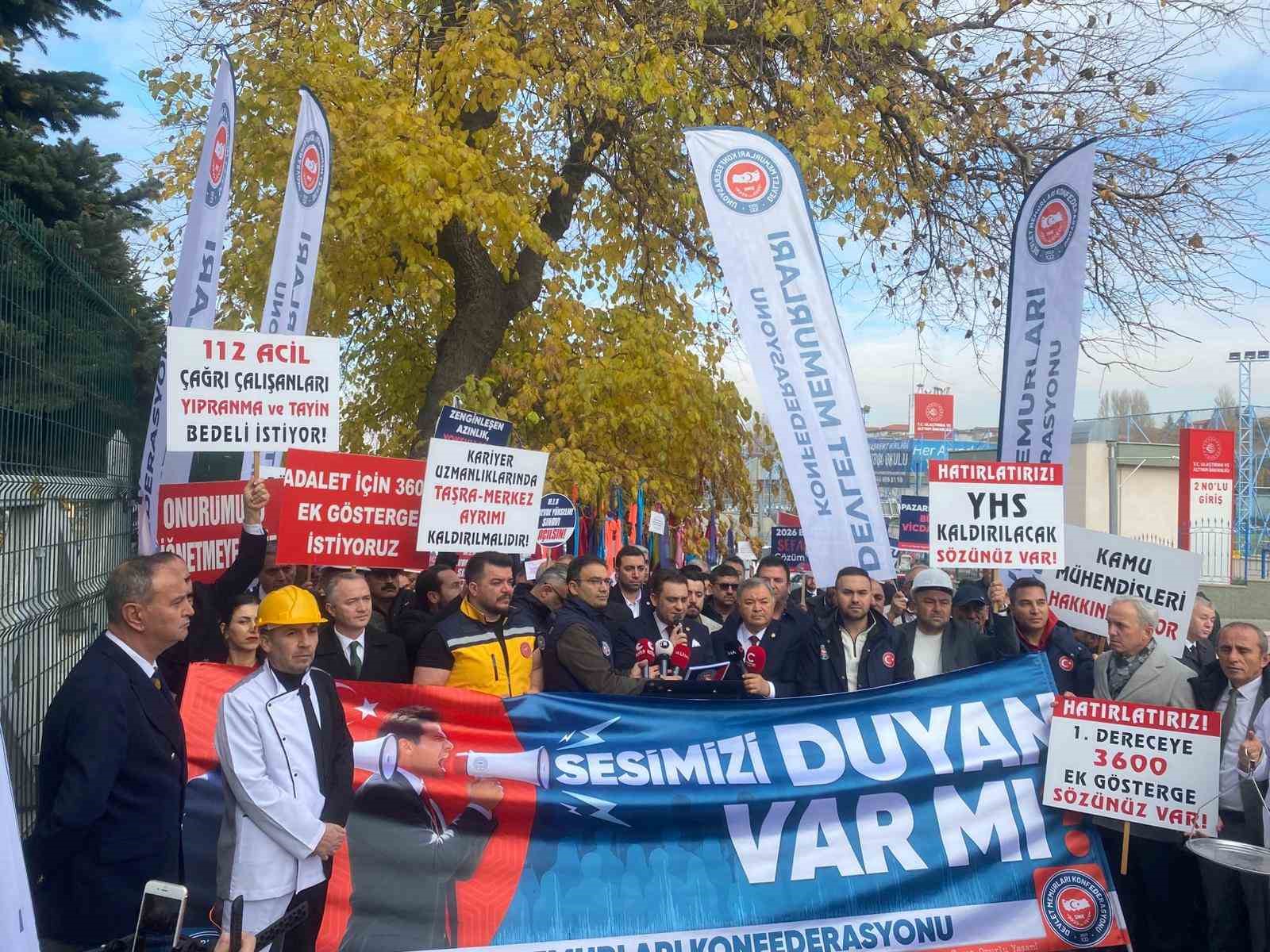 memurlar bakanligin onundeki agaci dilek agacina cevirdi 4 Tv8ACNkD