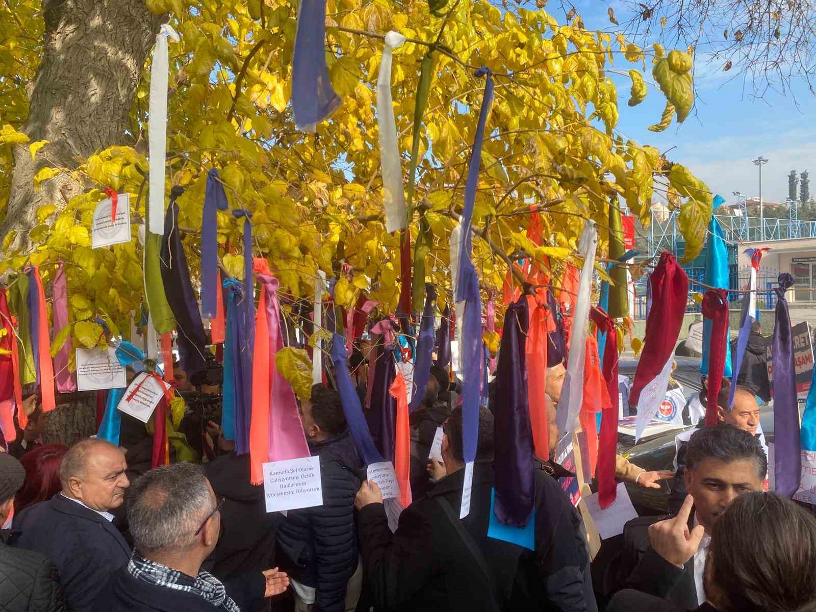 memurlar bakanligin onundeki agaci dilek agacina cevirdi 6 kbSI9eun
