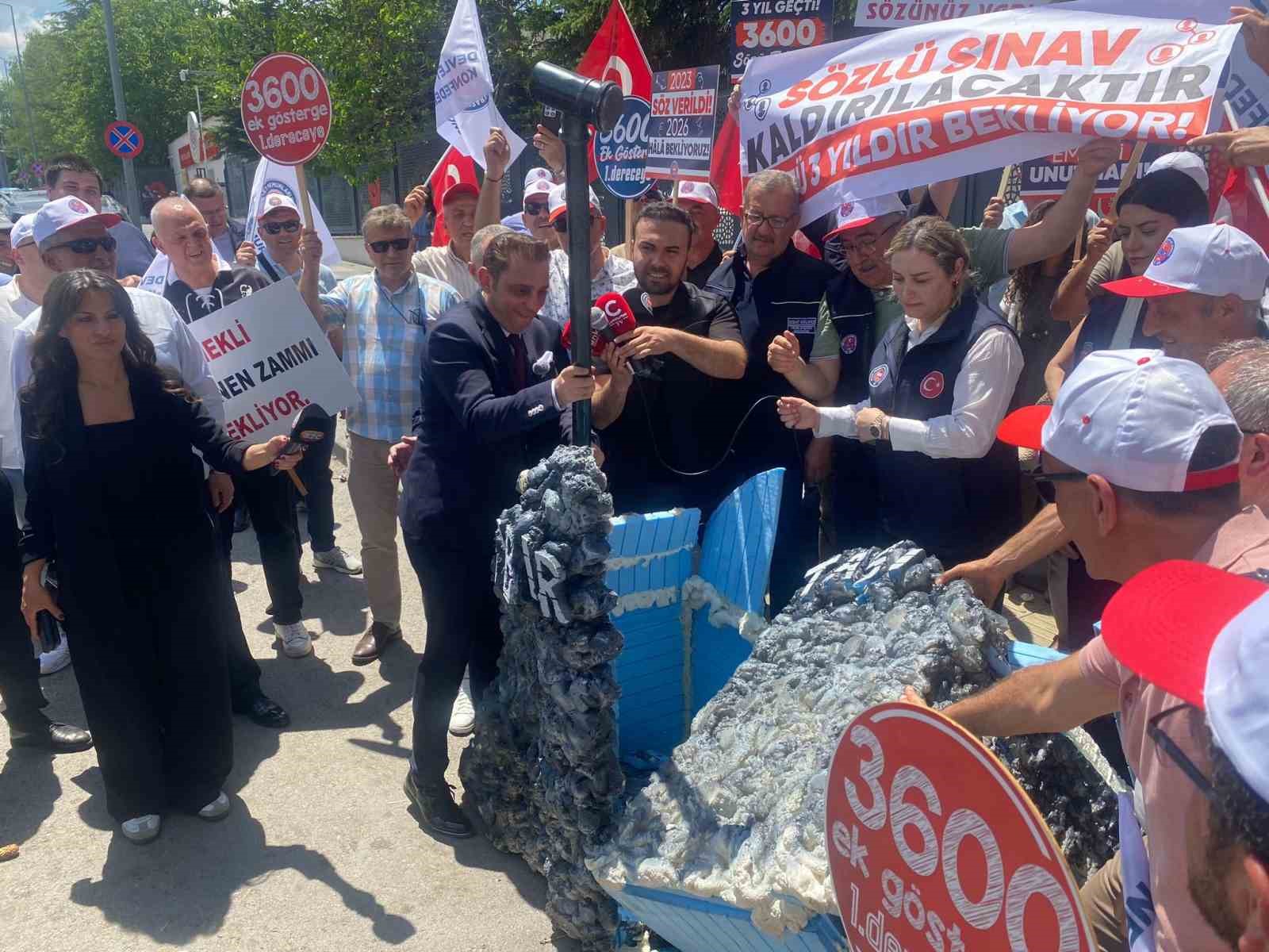 Memurlar taleplerini "sabır taşı" ile dile getirdi 5 memurlar taleplerini sabir tasi ile dile getirdi 1 1YT37rYq
