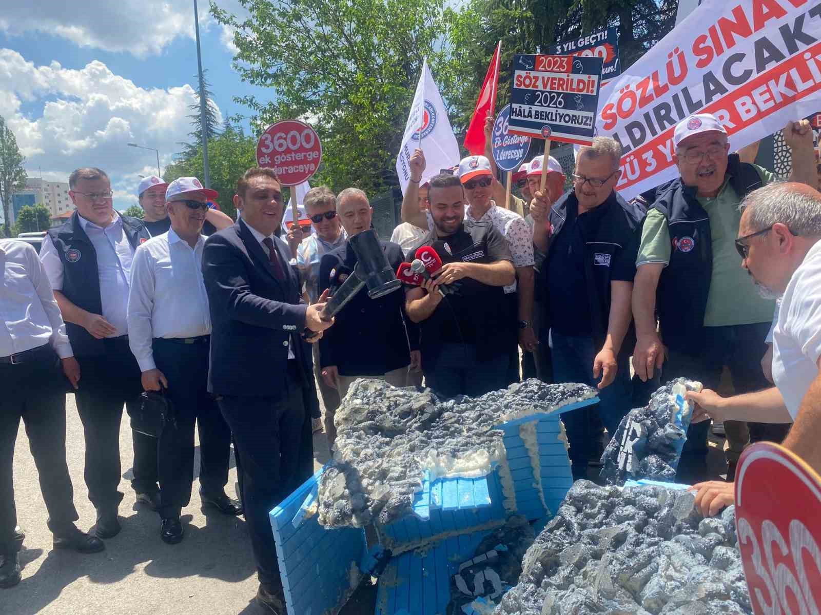 Memurlar taleplerini "sabır taşı" ile dile getirdi 6 memurlar taleplerini sabir tasi ile dile getirdi 2 Q1bPHtQB