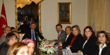 memurlugu-birakti-simdi-dunya-markalarina-gelinlik-dikiyor-Qd14COIq.jpg