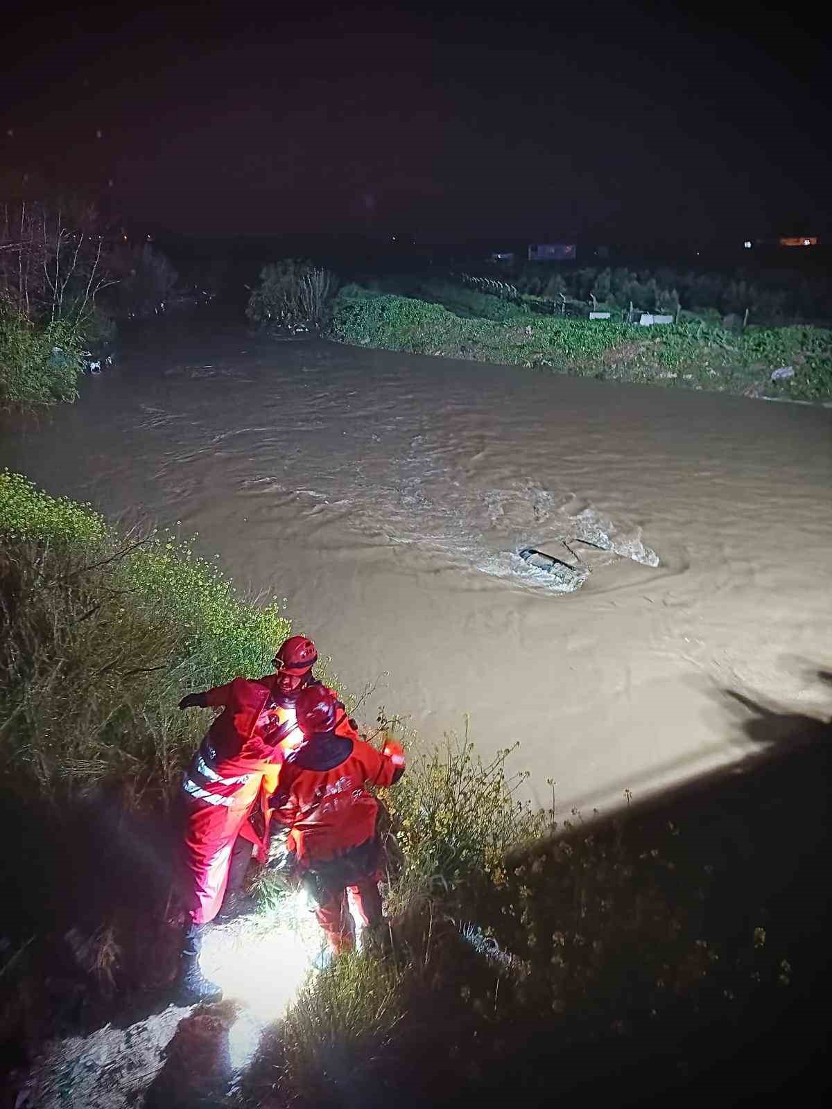 mendereste arac dereye uctu izmir itfaiyesi seferber oldu 0 AZ1q3NCC