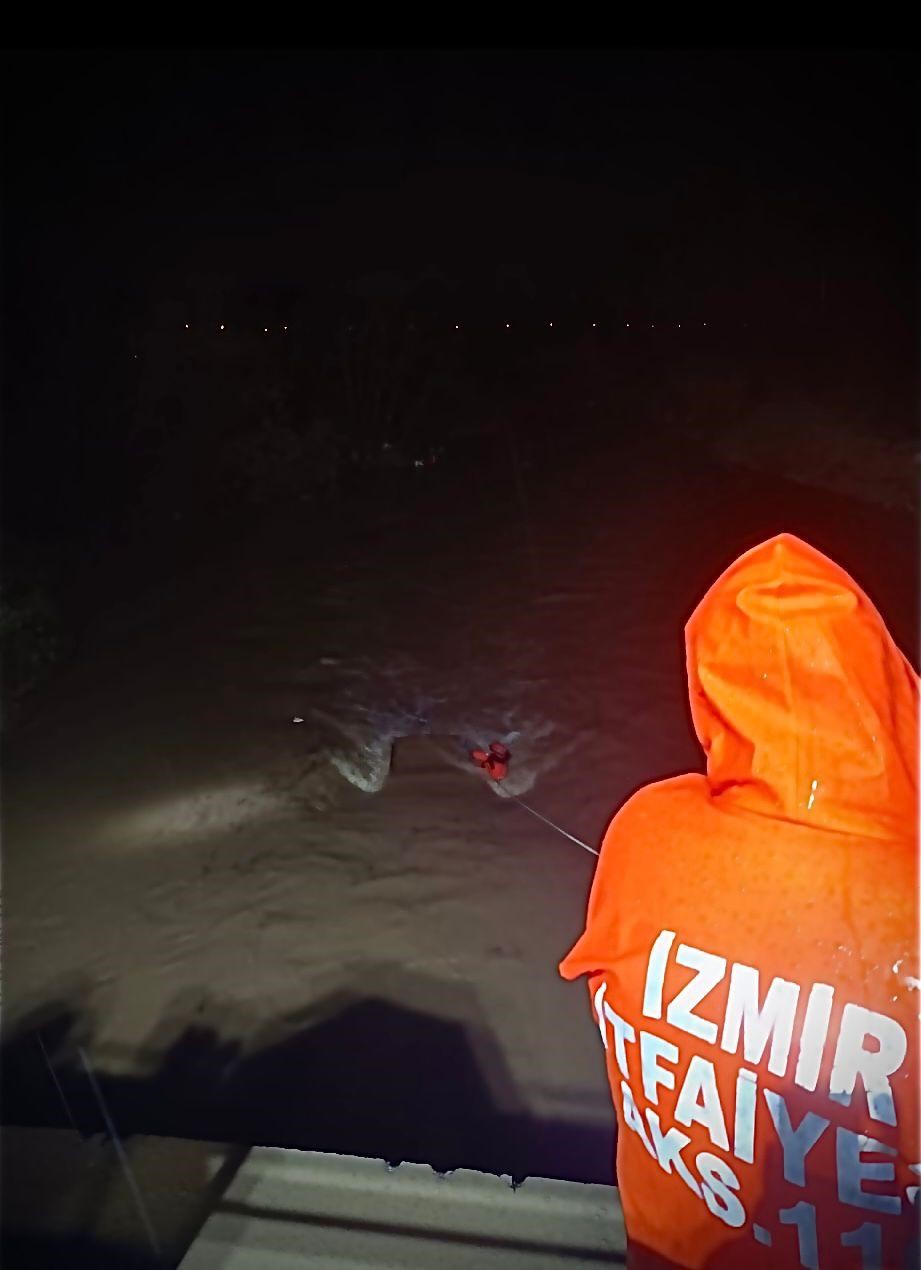 mendereste arac dereye uctu izmir itfaiyesi seferber oldu 1 zkqWAhum