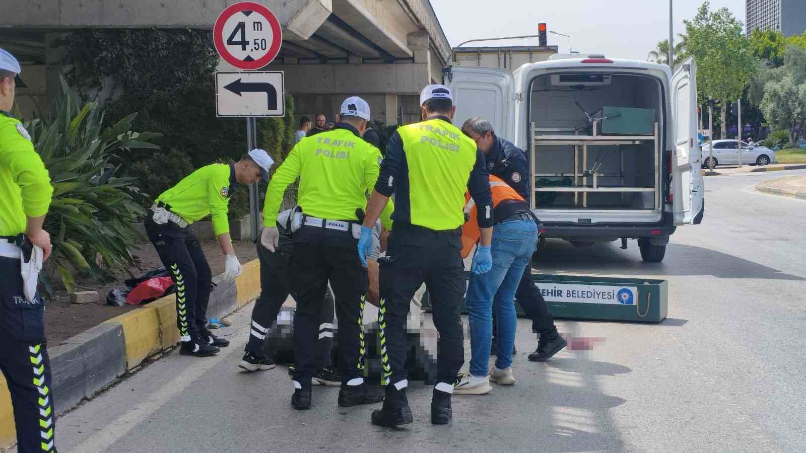 Mendil sattığı ışıkta tırın altında kalan yaşlı katdın öldü, kaza anı güvenlik kamerasında 5 mendil sattigi isikta tirin altinda kalan yasli katdin oldu kaza ani guvenlik kamerasinda 1