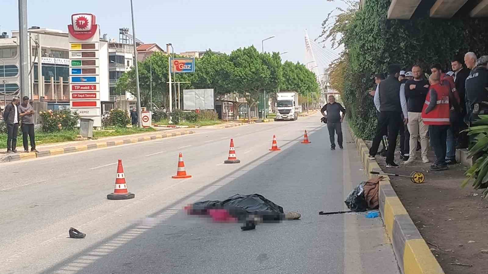 Mendil sattığı ışıkta tırın altında kalan yaşlı katdın öldü, kaza anı güvenlik kamerasında 7 mendil sattigi isikta tirin altinda kalan yasli katdin oldu kaza ani guvenlik kamerasinda 3 EnzkYydI