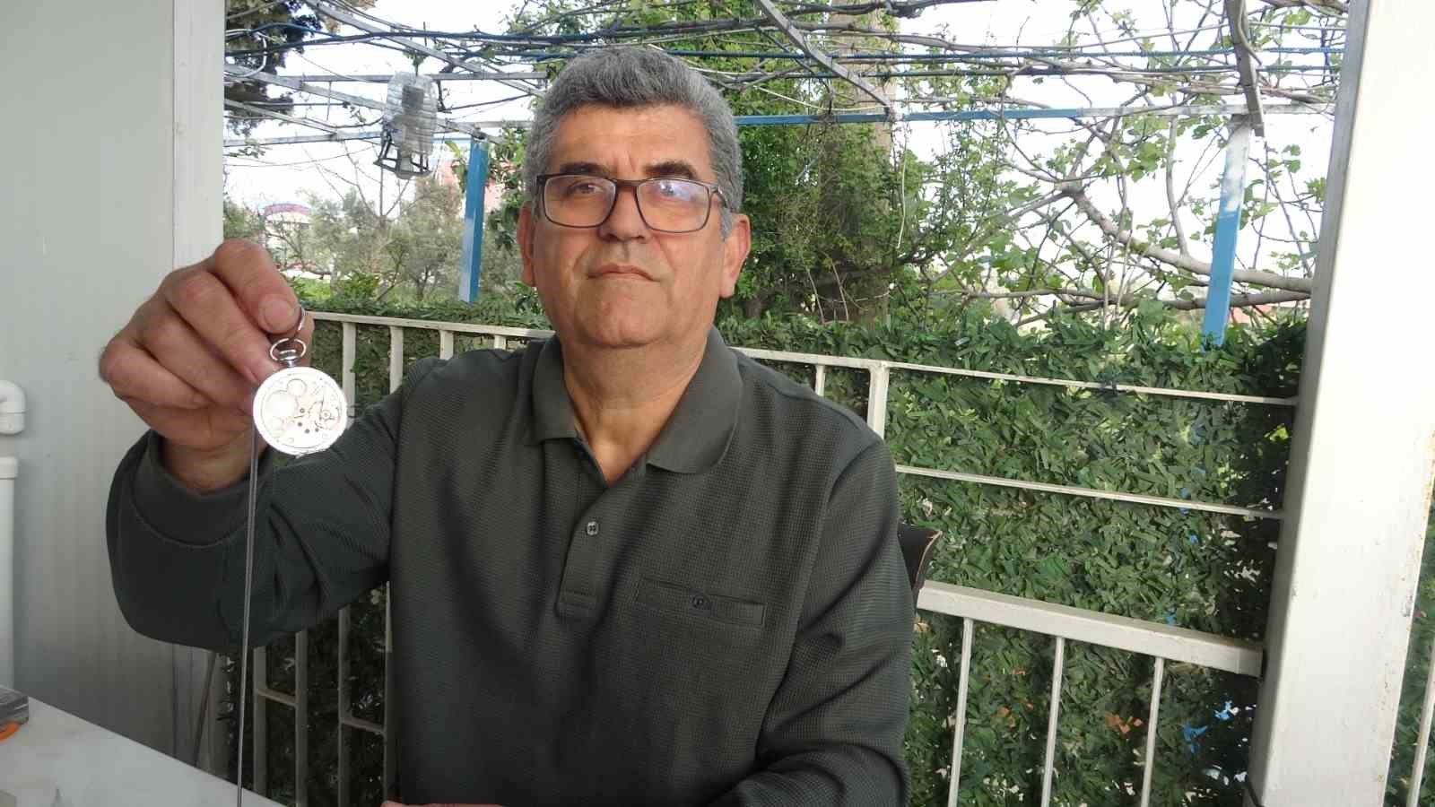 Merakla başlayıp 35 sene yaptığı mesleği teknolojiye yenik düşen saatçi, 12 yıldır evinde mesleğini yaşatıyor 8 merakla baslayip 35 sene yaptigi meslegi teknolojiye yenik dusen saatci 12 yildir evinde meslegini YOwWqgq5