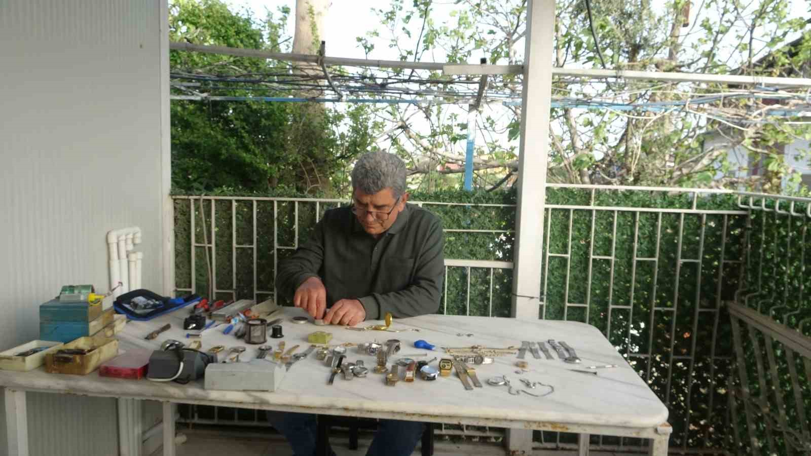 Merakla başlayıp 35 sene yaptığı mesleği teknolojiye yenik düşen saatçi, 12 yıldır evinde mesleğini yaşatıyor 10 merakla baslayip 35 sene yaptigi meslegi teknolojiye yenik dusen saatci 12 yildir evinde meslegini if4hzq6k