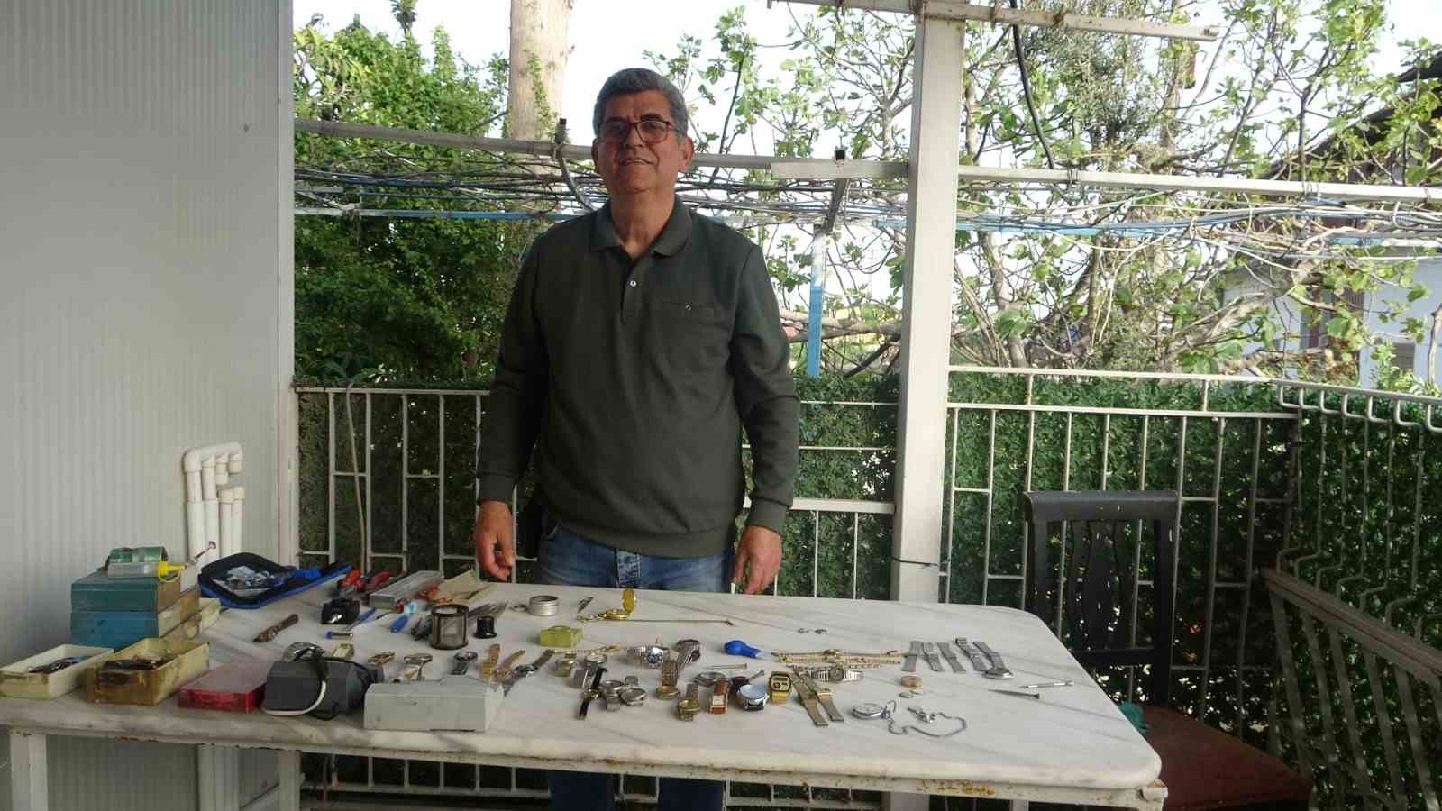 Merakla başlayıp 35 sene yaptığı mesleği teknolojiye yenik düşen saatçi, 12 yıldır evinde mesleğini yaşatıyor 4 merakla baslayip 35 sene yaptigi meslegi teknolojiye yenik dusen saatci 12 yildir evinde meslegini rLQbKnRg
