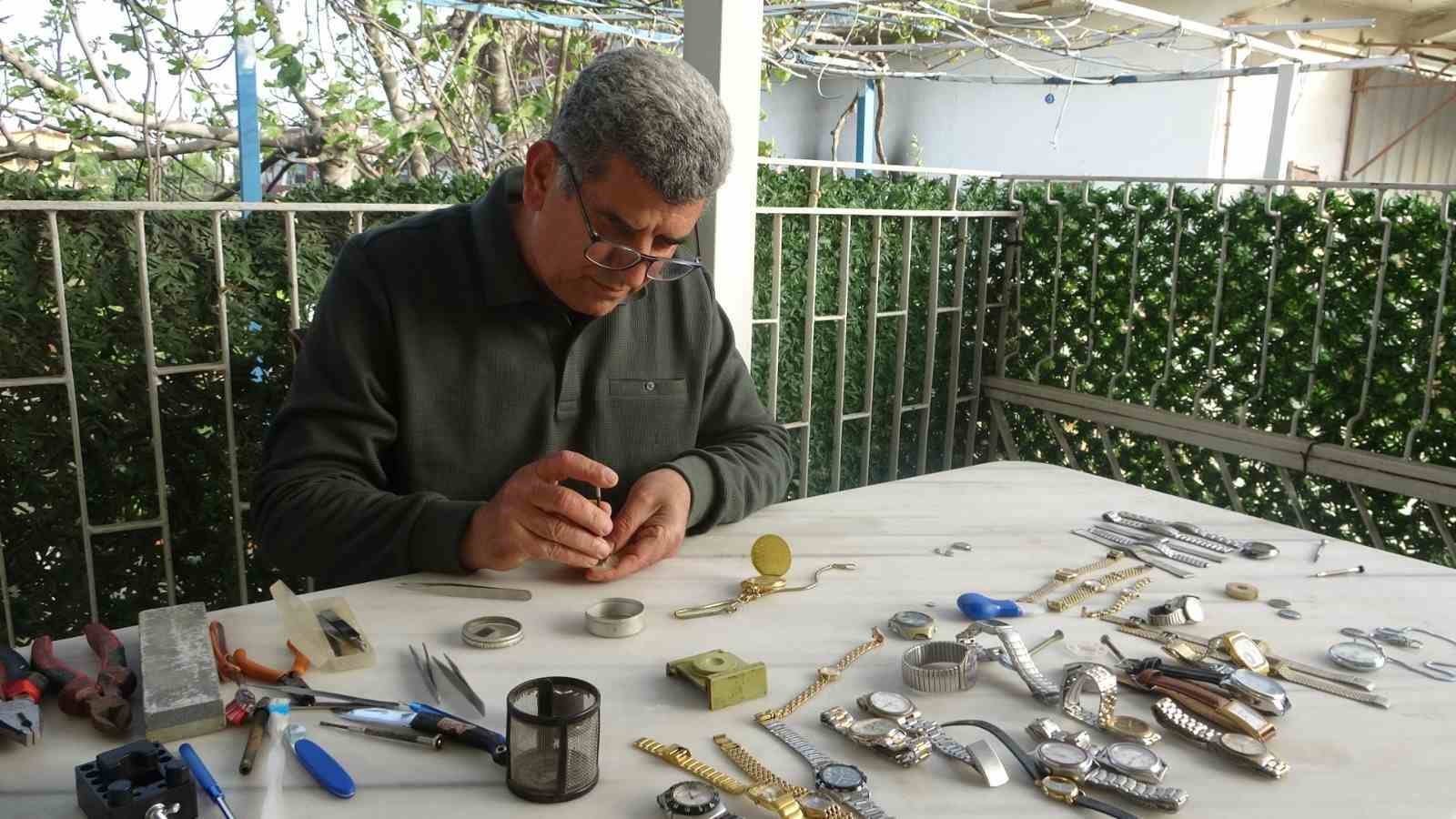Merakla başlayıp 35 sene yaptığı mesleği teknolojiye yenik düşen saatçi, 12 yıldır evinde mesleğini yaşatıyor 5 merakla baslayip 35 sene yaptigi meslegi teknolojiye yenik dusen saatci 12 yildir evinde meslegini zFKDt56A