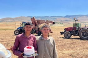 mercimek-tarlasinda-kavurucu-sicak-altinda-dogum-gunu-surprizi-TOimemdM.jpg