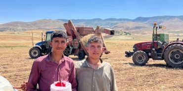 mercimek-tarlasinda-kavurucu-sicak-altinda-dogum-gunu-surprizi-TOimemdM.jpg