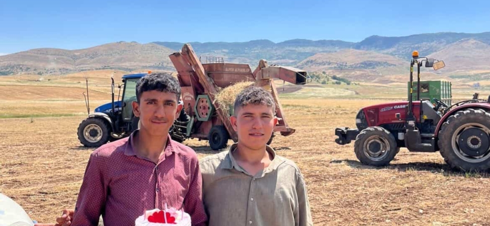 mercimek-tarlasinda-kavurucu-sicak-altinda-dogum-gunu-surprizi-TOimemdM.jpg