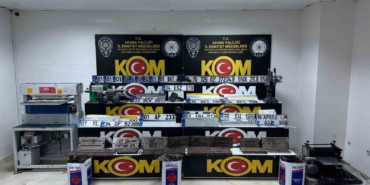 merdiven-alti-plaka-basim-atolyelerine-baskin-4-tutuklama-JKelV6ds.jpg