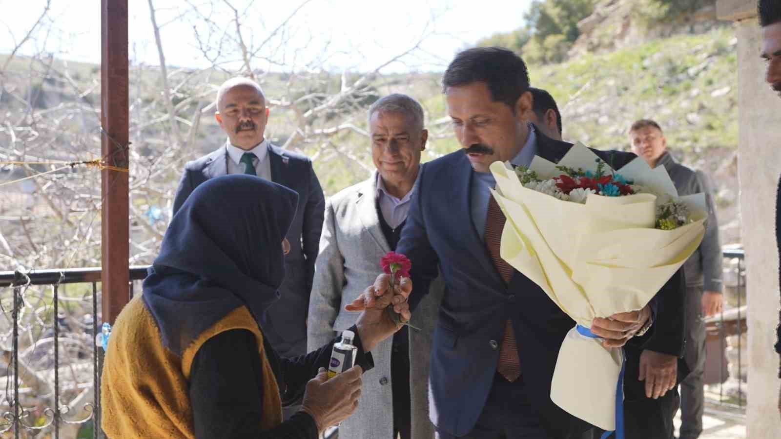 Merhametiyle Türkiye’ye örnek olan 80 yaşındaki anne ve ömrünü adadığı 61 yaşındaki engelli kızının Vali’yle sohbetleri yürekleri ısıttı 6 merhametiyle turkiyeye ornek olan 80 yasindaki anne ve omrunu adadigi 61 yasindaki engelli kizinin ANFfpeSZ