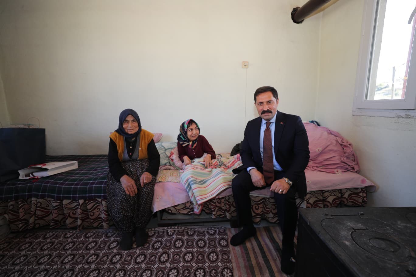 Merhametiyle Türkiye’ye örnek olan 80 yaşındaki anne ve ömrünü adadığı 61 yaşındaki engelli kızının Vali’yle sohbetleri yürekleri ısıttı 4 merhametiyle turkiyeye ornek olan 80 yasindaki anne ve omrunu adadigi 61 yasindaki engelli kizinin D2VtCHD5