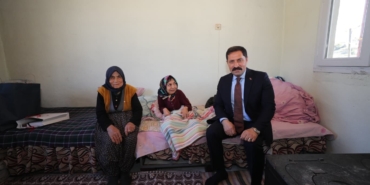 merhametiyle-turkiyeye-ornek-olan-80-yasindaki-anne-ve-omrunu-adadigi-61-yasindaki-engelli-kizinin-KqV4iBmK.jpg