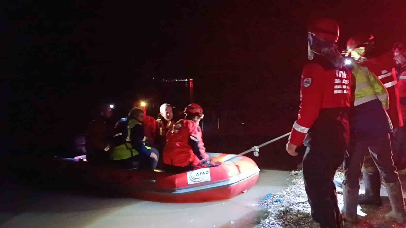 meric nehri kiyisinda mahsur kalan 2 isci kurtarildi 0 VphnrfQC