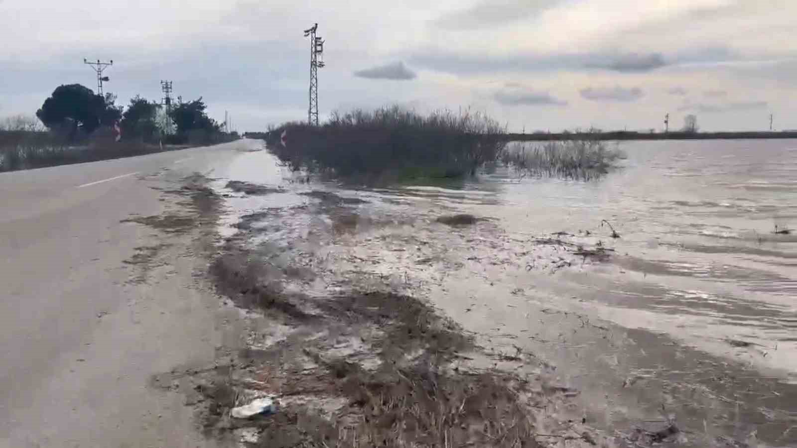 meric nehri tasti sedde patladi karayolu sular altinda 2 2OjpfFYR
