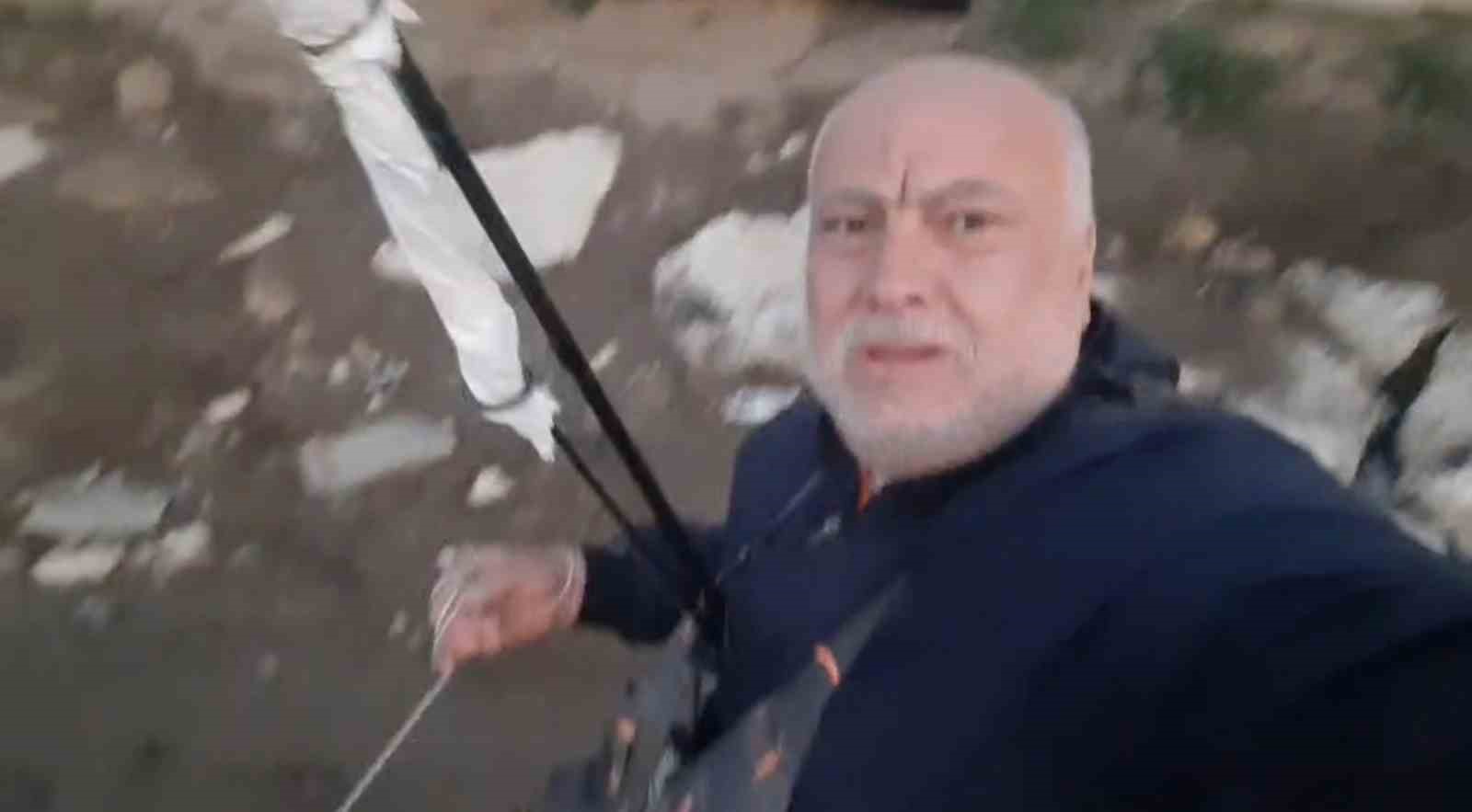 meric nehrinde yakaladigi 30 kiloluk yayin baligini nehirde oltasi ile gezdirdi 0 BkvQMZs6
