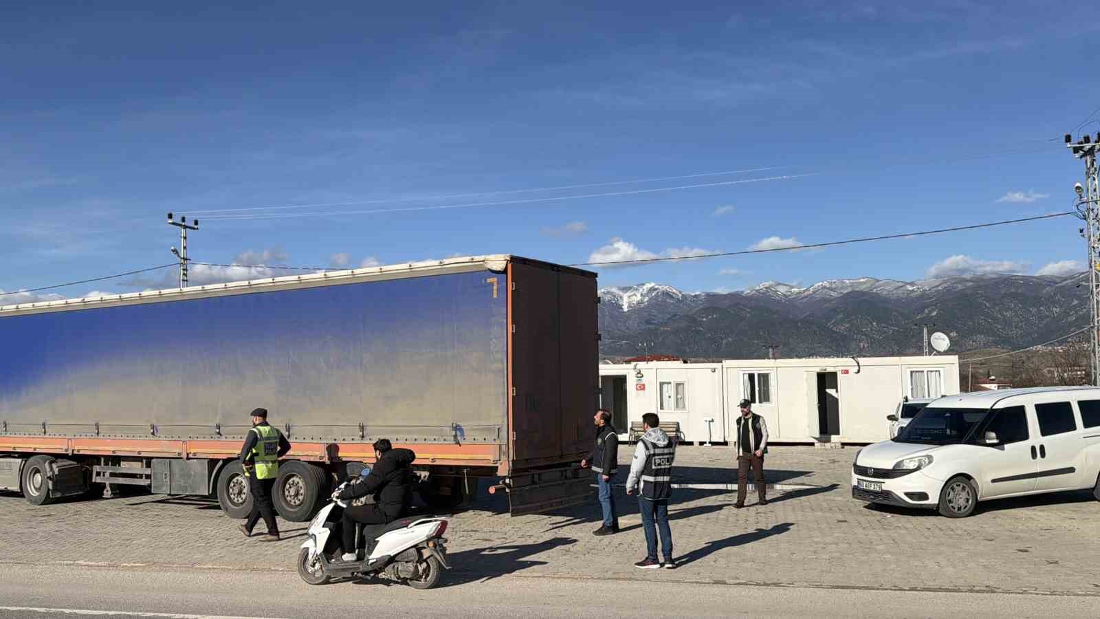 mermer yuklu tirda gizlenen 4 kacak gocmen yakalandi 1 6XaNbYwG