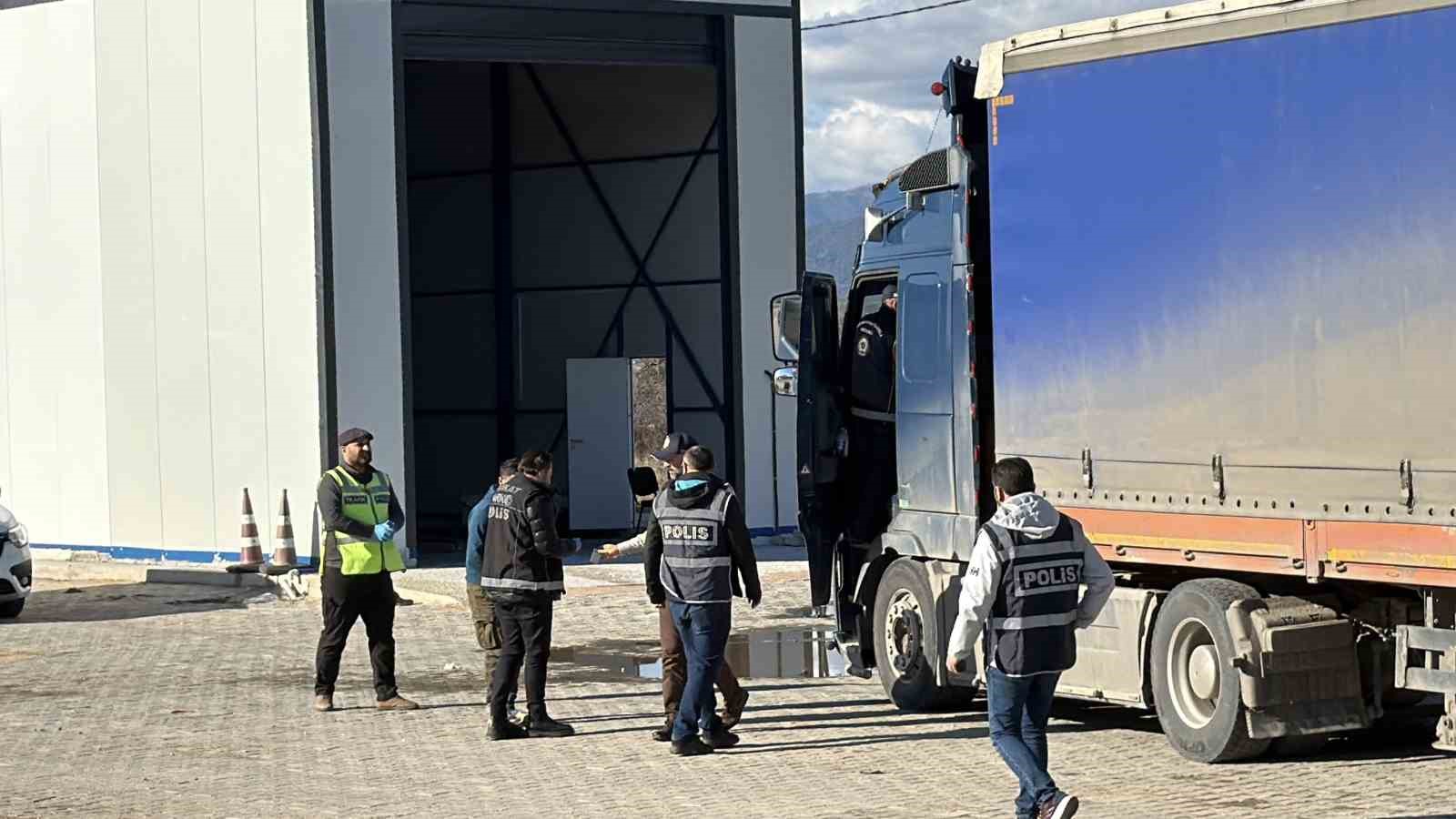 mermer yuklu tirda gizlenen 4 kacak gocmen yakalandi 2