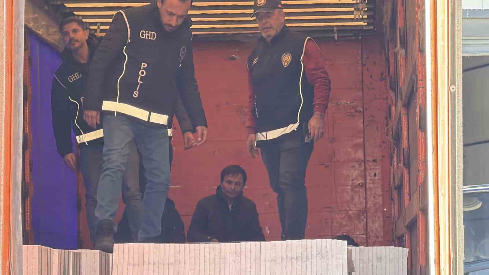 mermer yuklu tirda gizlenen 4 kacak gocmen yakalandi 3 8ZFmqcfL