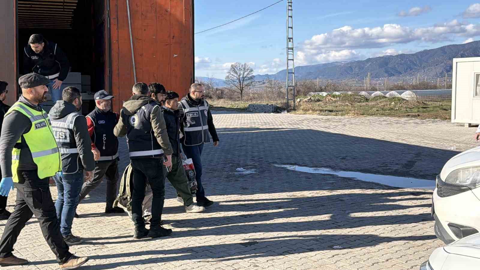 mermer yuklu tirda gizlenen 4 kacak gocmen yakalandi 4