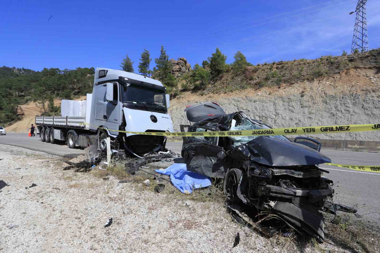 Mermer yüklü tırla kafa kafaya çarpışan otomobildeki çift hayatını kaybetti 6 mermer yuklu tirla kafa kafaya carpisan otomobildeki cift hayatini kaybetti 2 8Wy6nUKt