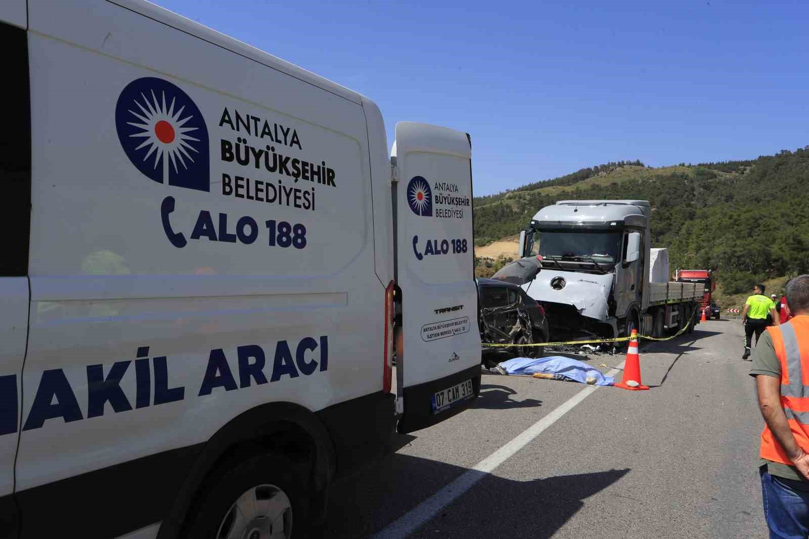 Mermer yüklü tırla kafa kafaya çarpışan otomobildeki çift hayatını kaybetti 7 mermer yuklu tirla kafa kafaya carpisan otomobildeki cift hayatini kaybetti 3 11cQZVIC