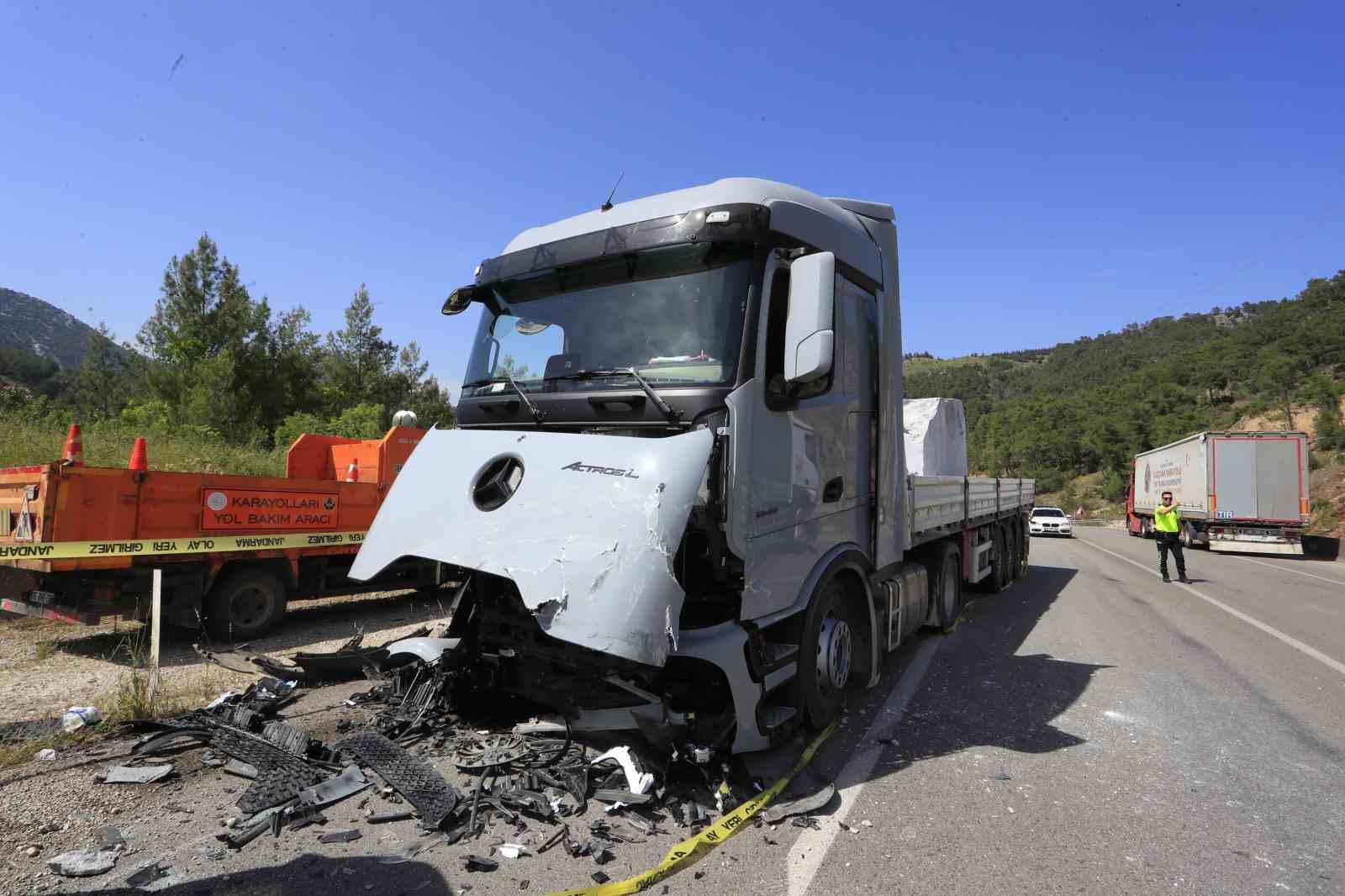 Mermer yüklü tırla kafa kafaya çarpışan otomobildeki çift hayatını kaybetti 8 mermer yuklu tirla kafa kafaya carpisan otomobildeki cift hayatini kaybetti 4 kRLA1lUK